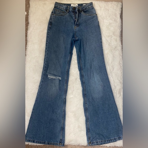 Relaxed flare jean in mid blue - Picture 4 of 7